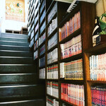 階段の本棚には相当な漫画本