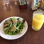 Roiyaru Hosuto - セットのサラダとドリンクバーのオレンジジュース