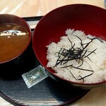 Shiogama Nakao Roshi Ichiba Maikai Sendon Kona - 市場めし(ごはんとあら汁)400円