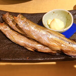 大喜寿し - シシャモ焼き　大きいサイズになりますとのことだったのに４本注文しお腹一杯になってきちゃった(≧▽≦)　写真は夫が１本食べた後