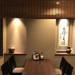 Hirohiro - 奥のテーブル席には、掛け軸や、九谷の焼き物が(2019.12.1)