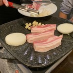 韓国料理 明洞 - 鉄板に置く