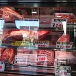 Ohayo Seiniku Ten - テカっちゃいましたが、どの肉も新鮮で旨そう♪