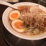 麺匠ぼんてん - 手揉みがかけられている麺