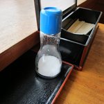 Ton chiki - 卓上には塩だけ用意されています