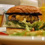 レイヤーズ 丸の内 本店 - 横から見たチーズバーガー