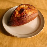 パン屋ワルツ - ライ麦チーズ（250円）。ライ麦がほどよく調合されたハードパン
