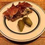 BARU 竹末 - お通し：タルティーヌとピクルス