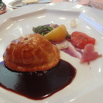 ラブレー - 和牛ホホ肉とフォアグラ、トリュフの贅沢なパイ包み焼き　紫芋のﾋﾟｭｰﾚ添え、赤ﾜｲﾝｿｰｽ