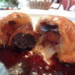 ラブレー - 和牛ホホ肉とフォアグラ、トリュフの贅沢なパイ包み焼き　紫芋のﾋﾟｭｰﾚ添え、赤ﾜｲﾝｿｰｽ