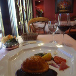 ラブレー - 和牛ホホ肉とフォアグラ、トリュフの贅沢なパイ包み焼き　紫芋のﾋﾟｭｰﾚ添え、赤ﾜｲﾝｿｰｽ