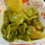 酒蔵 力 - お通しのザーサイ（レモンは黒ホッピーに入っていたもの）