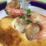 レザンヌ - お魚はスズキ、エビ、ホタテとサザエ
      おソースも濃厚で美味しく、サザエは別に味付けされていました。エビもちゃんと殻と尻尾を処理してあって食べやすい！