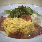 ルノアール - プレートには「スクランブルエッグ」「ベーコン」「野菜サラダ」「ポテサラ（多分市販品）」が盛られ、 モーニングとしては十分なボリューム。