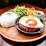 まろやかアボカドの目玉焼きハンバーグ