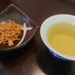 翔 - ・そば茶はセルフ