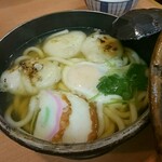 Chikara mochi - ちから鍋うどん670円✨丸い焼き餅にたまご、かまぼこに三つ葉！