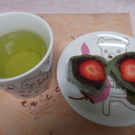 ちからもち - 草いちご大福。真っ赤な苺、美味しそう～桜茶と、いっしょにいただきました。
