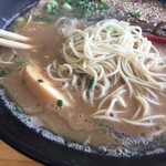 豚骨ラーメン 新井商店 - 「豚骨ラーメン」（800円）の麺アップ