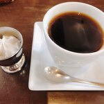 がじゅまる珈琲 - コーヒーには、希望で生クリーム付き。