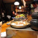 おじんじょ - グツグツ♪手前が牛すじ豆腐