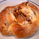 菓子とパン 大楠 - 「照り焼きチーズハンバーグ」（215円）