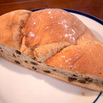 菓子とパン 大楠 - 「天然酵母のカンパーニュ（くるみ＆レーズン）」（ハーフ 395円）