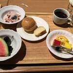 水上 ホテル聚楽 - コールドストーンアイス、フルーツ、ケーキ、コーヒー。みそぱん、コッペパン