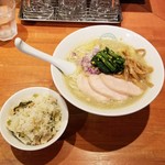 麺屋 六感堂 - 縞ホッケと野沢菜のまぜご飯＋☆元祖☆ホッケ白湯ラーメン＋ホッケワンタン増し