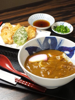 手打うどん 寿庵 - かしわカレーうどん。天ぷらとカレーの相性抜群