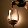 焼肉 徳 - ドリンク写真:ワインを注ぐシーン