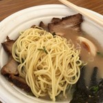 本田商店 - 麺は博多系よりひと回り太い