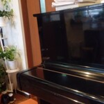 カフェ・アカリ - 時々ピアノの演奏会があります