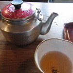 食堂エンドウ - お茶入れ＠カウンター