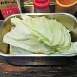 串かつ専門店 串安亭 - サービスのキャベツ