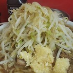 ラーメン二郎 - ヘンテコ豚が2個隠れてます