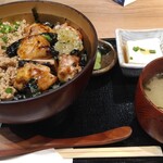 Torimitsu kuni - 鳥三昧丼　950円(別)