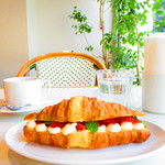 120917378 - 【2019年12月２日】いちごのクロワッサンサンド販売開始。