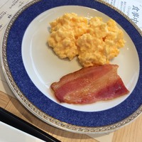カフェ＆レストラン ヴァン - スクランブルエッグとベーコンの相性はバツグン！