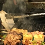 小楽 - 焼きトンなどを焼き中（２０１９．１２．２）