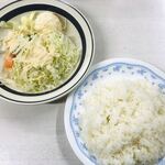 キッチン岡田 - ハンバーグ定食５００円のライス＆サラダ