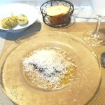 La Brianza - ミンクくじらのカルパッチョ。日本のマジヤクリチーズ(ネット検索の情報によれば、国内の吉田牧場のオリジナルチーズのようですね)