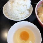 製麺屋慶史 麺ショップ 西月隈 - つけ汁ならぬ生卵を溶かして麺をつけて食べますよ〜