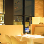 ベージュ アラン・デュカス 東京 - 