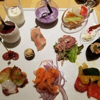ブッフェアンドカフェ スロープサイドダイナー ザクロ - 前菜。左上のスープと右側の黒スプーンの前菜がとても美味しかった。
