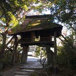 山ばな平八茶屋 - 入口の門（敷地内からの写真）