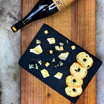 雑に盛った5種のチーズ　キャラウェイのラスク