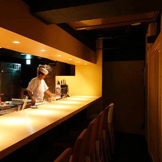 職人の流麗な手仕事を肴に美酒美食に憩うカウンター席