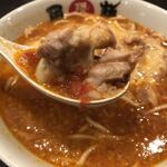 環七ラーメン 周麺 - 《トマトラーメン・II》の中に鶏肉