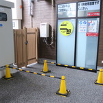 ラーメン二郎 - 店外のウェイティングスペース